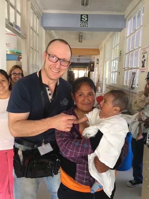 Dr. Dr. Würzler mit kleinem Patienten Eveline Glowka